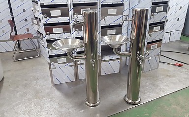 원형 분리수거 옆 세정대